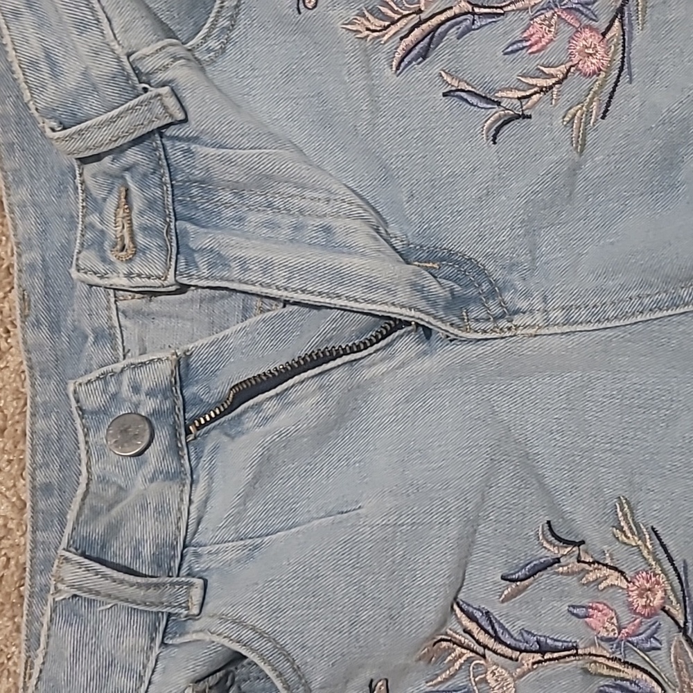 Embroidered Shorts - Picture 5 of 5